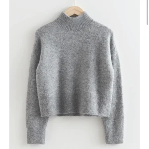 Stickad tröja - Jätte fin stickad tröja från other stories 💗💗 kommer aldrig till användning så därför säljer jag den💗💗