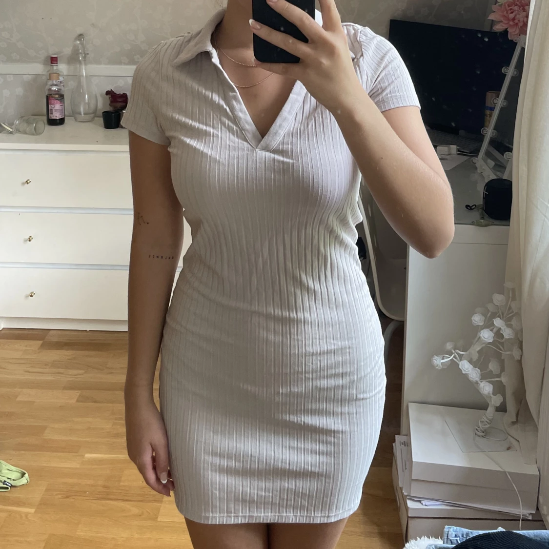 Beige kort klänning