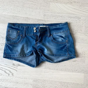 Lågmidjade shorts - Jag säljer ett par lågmidjade short, i färgen blå. Det passar mig inte💕💕