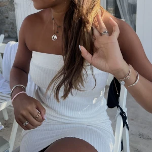 Krämvit kjol / tubklänning - Säljer denna kjol som även går att ha som klänning (se bild 1). Endast använd 1 gång💌