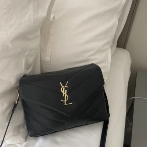 Ysl väska  - Jättefin ysl väska! Köpt på Plick för mer än ett år sedan! Fint skick men har ej äktabevis, kan ej garantera äkta och därav priset. Säljer för att den inte används🩷