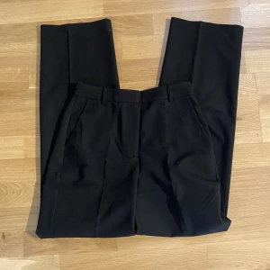 Svarta kostymbyxor - Säljer dessa kostymbyxor från Angelina Blicks kollektion på NA-KD. Hör av er om ni är intresserade 🥰