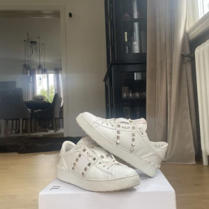 Valentino skor - Valentino skor i nyskick allt og följer med först till kvarn👌