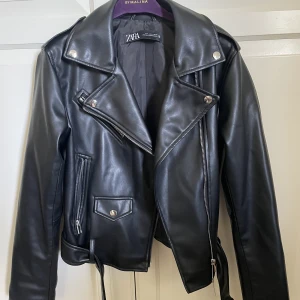 Skinnjacka  - Oanvänd skinnjacka från zara i storlek L. Dock lite liten i storleken så skulle mer säga att den är som en M. 