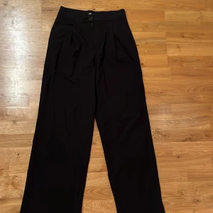 Kostymbyxor  - Kostymbyxor från Zara, prislappen är kvar och de har aldrig kommit till användning, därför anledning till att jag säljer 