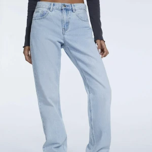 Jeans  - Snygga jeans, aldrig använda enbart testade. Från stradivarius   Skriv för egna bilder🥰