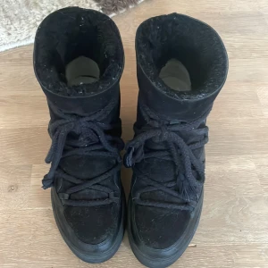 Inuikii skor  - Jag säljer mina inuikii skor i storlek 40. De har en liten klack som lyfter skon. Tyvärr har de inte kommit till användning hos mig då jag råkade ta fel storlek. Skorna är med andra ord i nyskick. 