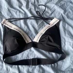 Calvin Klein bikini topp  - Jättefin bikini överdel från Calvin Klein, för stor för mig. Sitter dock superfint! 