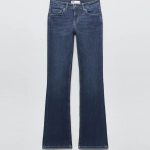 ZARA los waist bootcut - Säljer nu de helt SLUTSÅLDA jeansen från zara. De är lowwaist bootcut. Mörkblå och knappt använda, så i bästa möjliga skick.  