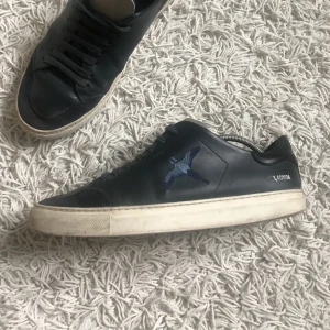 Axel Arigato  - mörk blå, storlek 44. har använt de i ett halv år men de är fortfarnde i bra skik utan några stora skador 