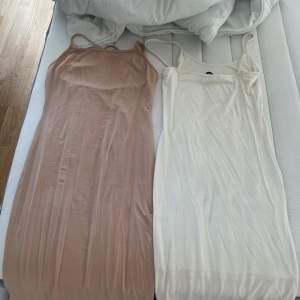 skims liknande klänningar i vit och beige storlek S. 100kr styck
