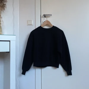Svart Sweatshirt Gina Tricot  - Jag säljer denna svarta tröjan från Gina Tricot och deras ”basic” kollektion i XS. Den är använd men i fint skick. Säljer då den inte kommer till användning längre.  Köpt för 249 kr och säljer för 59 kr då jag vill bli av med kläder så snabbt som möjligt🫶🏻
