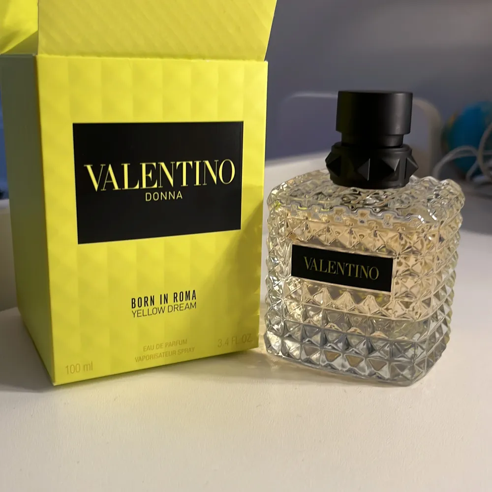Jag säljer en nästintill ny äkta valentino parfym i doften ”yellow dream”💛Det är definitivt en ”unisex” doft. Luktar väldigt gott och mycket citrus men för stark för mig. Köpt för 1225 kr. Endast enstaka sprut använda, nästan helt full. Mycket gott skick🌻. Övrigt.