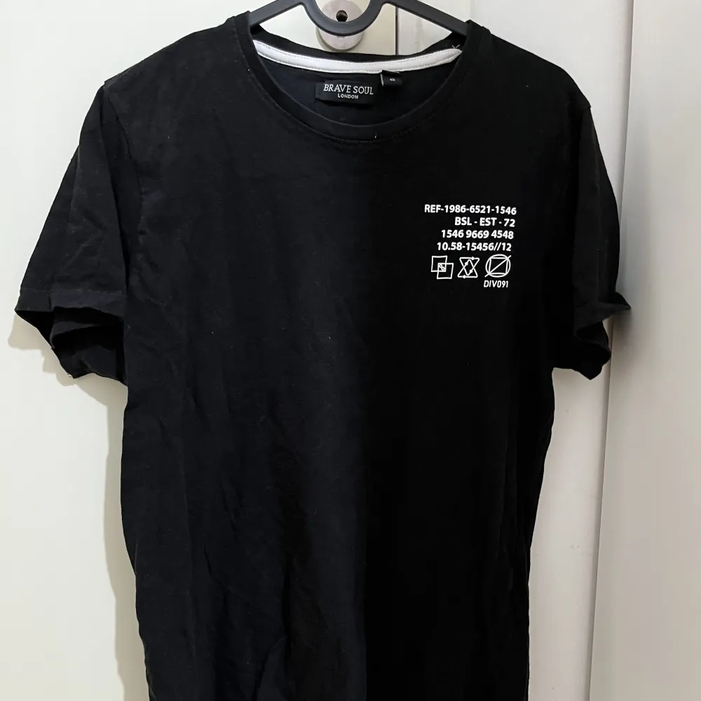 En T-shirt i stl S som är i bra skick, säljs för 50 kr. Står ej för frakten. . T-shirts.