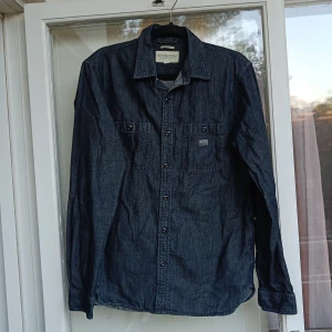 Ralph Lauren Jeansskjorta - Skjorta från Ralph Lauren Denim & Supply säljes. Använd men hel och ren. Regular fit M. Funkar även kanon att ha som overshirt med tisha eller linne under.