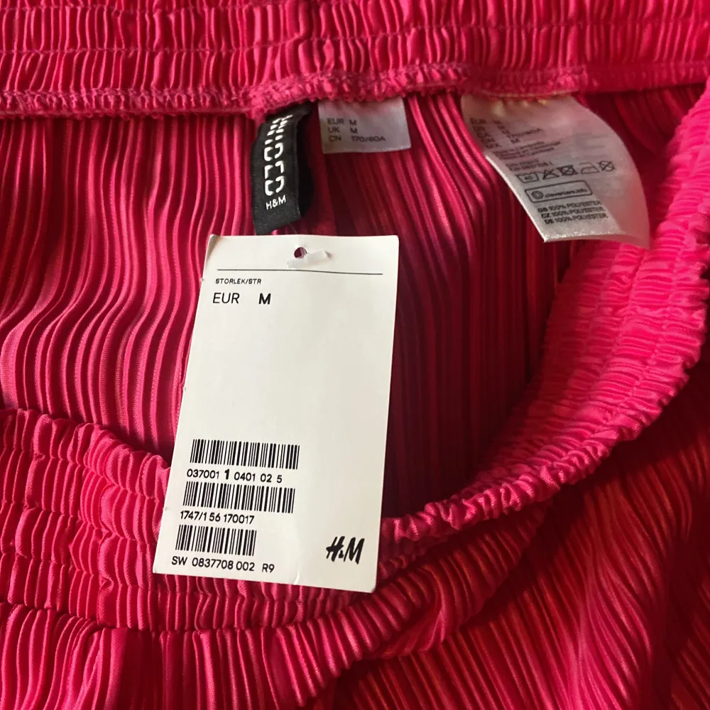 Nya fina rosa plisserade byxor från HM. Hinner inte använda dessa. Men så sköna att man dör! Lappen hänger kvar! 💖 . Jeans & Byxor.