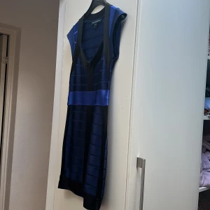 French connection klänning - Supersnygg klänning till fest. Sitter jättebra och är i väldigt fint skick och tacksamt material för en snygg figur 