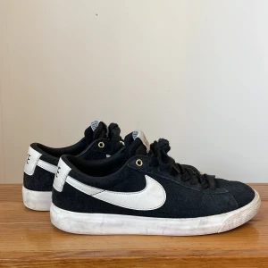 Nike low blazers - Ett par svart vita low blazers. Skorna har knappt används och är i storlek 40,5. Låda ingår inte