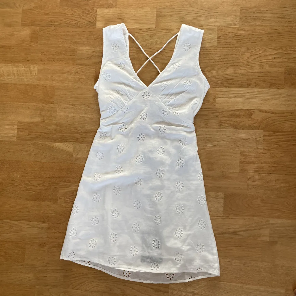 En superfin vit klänning som aldrig är andvänd🤍   Nypris:450kr . Klänningar.