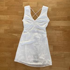 En superfin vit klänning som aldrig är andvänd🤍   Nypris:450kr 