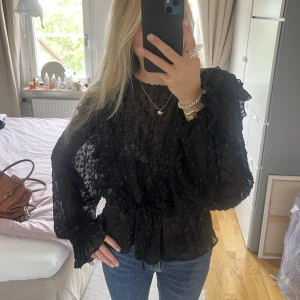 Festblus - Superfin blus med små skimmriga detaljer. Köparen står för frakten💞