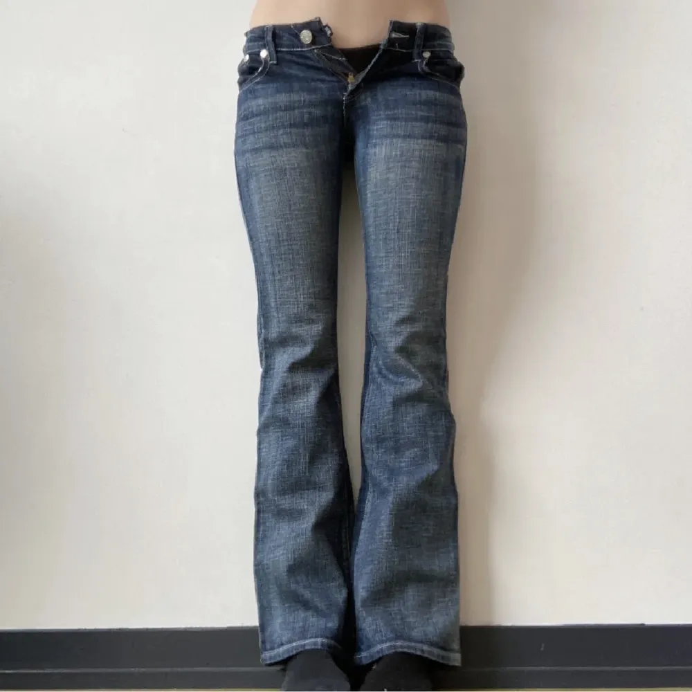 Säljer dessa Victoria Beckham jeans köpta här på Plick. Säljer då jag inte kommer få användning av de. Bilderna är från hon jag köpte de av. Midja: 75 cm. Innerben: 82 cm.. Jeans & Byxor.