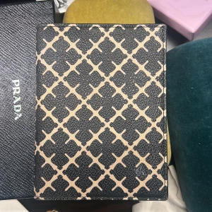 Plånbok  - En fin plånbok väldigt bra skick. Har ingen användning av det längre