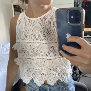 Vit topp - Söt vit topp, endast använd nån enstaka gång! Sthl Xs🤍