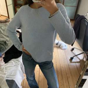 Så fin stickad tröja från vero Moda i så fin och härlig färg, dock lite nopprig! 💙 tryck på köp nu 