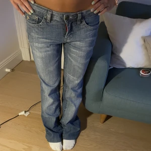 Lågmidjade jeabs - Snygga lågmidjade jeans! Midjemått tvärs över: 38 cm Innerbenslängd:76 cm