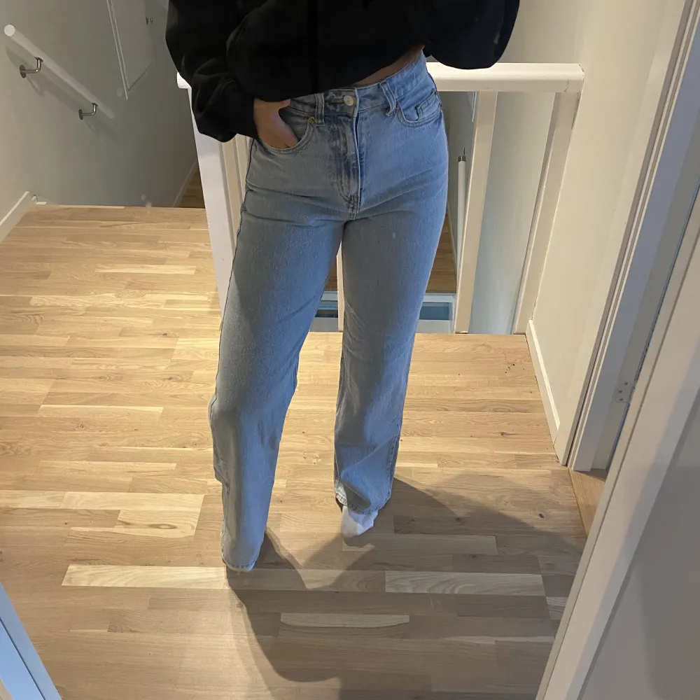 Ljusblå jeans från hm med rak passform. Använder sällan så därav säljer jag dessa. Längden passar perfekt på mig som är ca 165cm 😍. Jeans & Byxor.