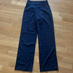 Kostymbyxor  - Helt oanvända kostymbyxor från bikbok