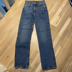 Mörkblå jeans från weekday, modell Rowe straight leg. Skulle säga att dessa är xs/xxs i midjan och långa i benen, bra längd på mig som är ca 165. Säljer då de är för små i midjan 🌸