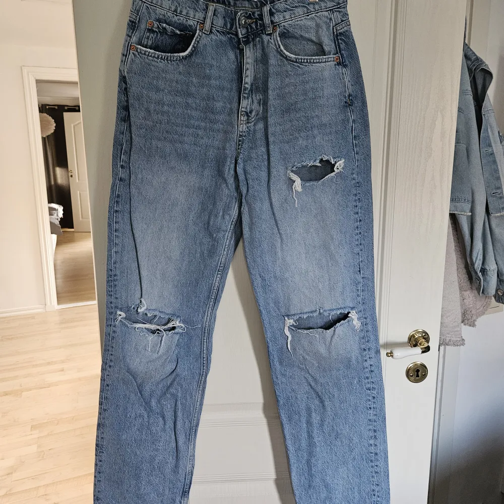 Supersnygga jeans från Gina Tricot. De är endast använda ett fåtal gånger, och är i superbra skick! Storlek 38. Jeans & Byxor.
