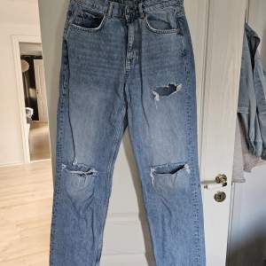 Supersnygga jeans från Gina Tricot. De är endast använda ett fåtal gånger, och är i superbra skick! Storlek 38