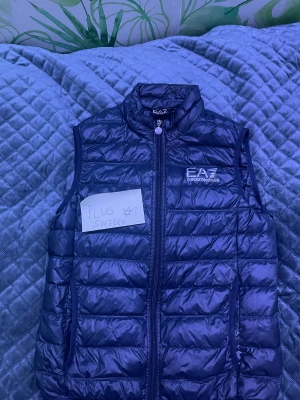Säljer Ea7 väst - Hej!!! Säljer nu min Ea7 väst  Köpt för 1,800 på Hennings o säljs för 700kr nu 10/10 skick