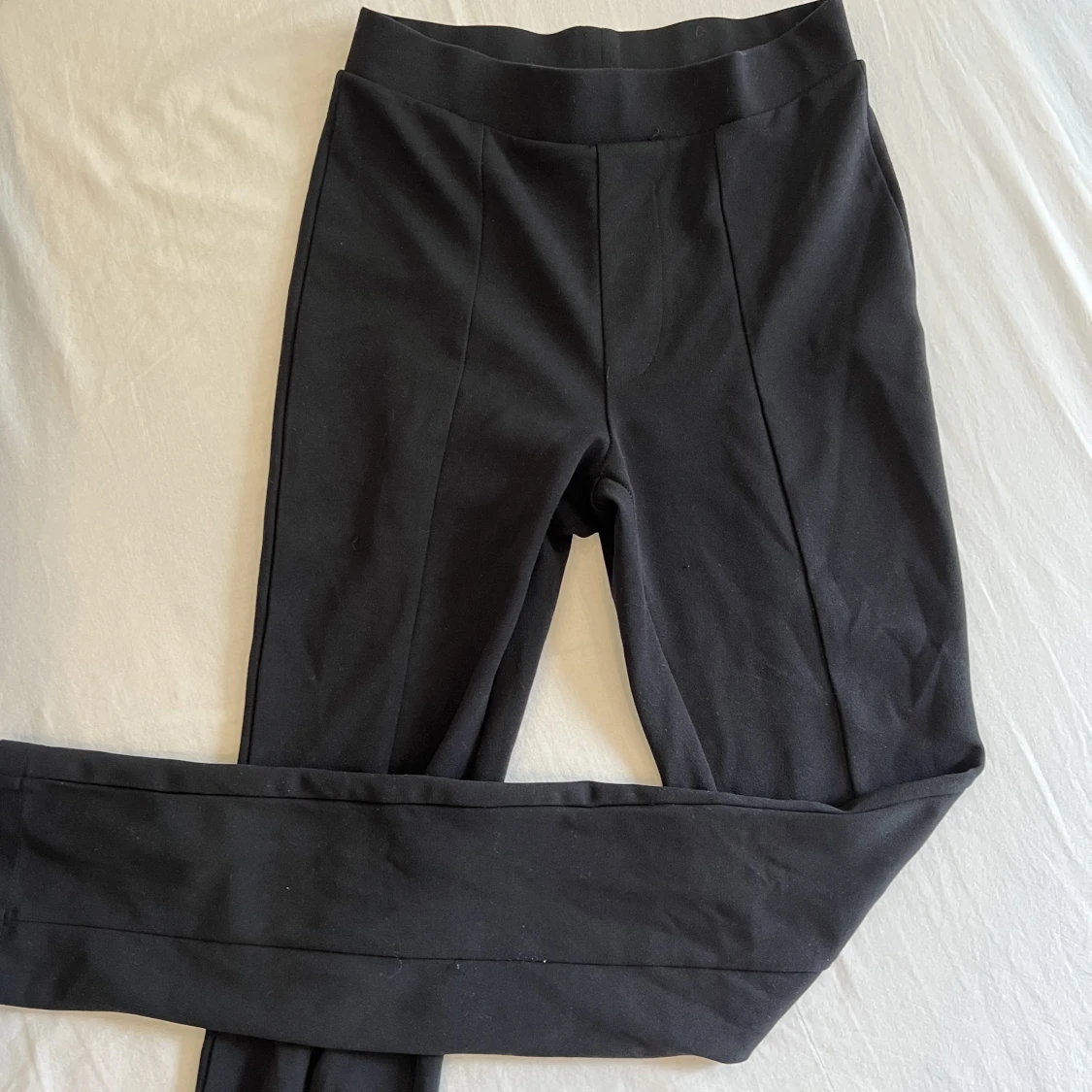 Svarta kostymbyxor med slits - 91