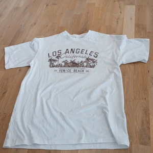 T-shirt - Vit tröja med tryck, ganska stor i storlek. Aldrig använd