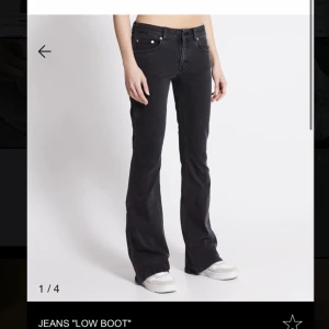 Low waist flare jeans  - Super snygga jeans från lager 157 i storlek xs full leghth, säljer de för originalpris så de är slutsålda online, de är även helt nya och oanvända med lappen kvar, pris går att diskuteras vid snabbt köp 