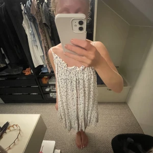Sommarklänning  - Superfin klänning från Zara i ett jättebra skick. Köparen står för frakt 💗