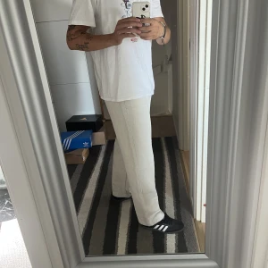 Linnebyxor - 50/50 bomull och linne. Straight vidare passform. Midjemått: 43cm; Outseam: 104cm; Benöppning: 24cm