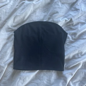 Tubtopp  - Säljer denna svarta tubtopp då den ej kommer till användning. 