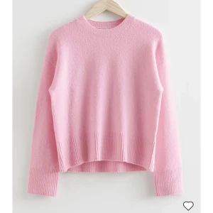 Stickad tröja - &otherstories - Säljer en rosa stickad tröja från & other stories! Sparsamt använd💞 Säljer då den inte kommer till användning mer.  Skriv privat för egna bilder!!  Köpt för 490, säljs för 300❤️‍🔥  Storlek XS