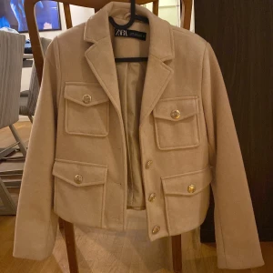 Zara Kappa - Jätte fin kappa från zara. Knappen längst upp har lossnat men annars så är den i jätte bra skick. Pris kan diskuteras.
