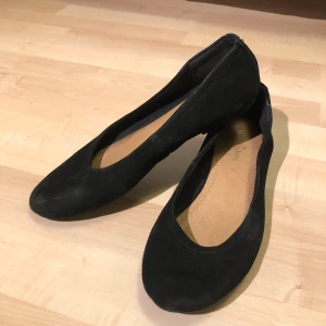 Ballerinaskor - Svarta Wing step ballerinas i strl 38. Storlekseneliga i storleken. Fin och clean modell som passar en fin outfit både till vardag & fest. Nyskick🌟