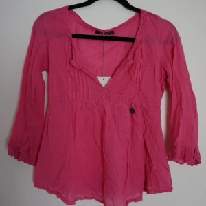Rosa blus - Tunn rosa blus.  Oanvänd. Nyskick. Prislappen sitter kvar. 