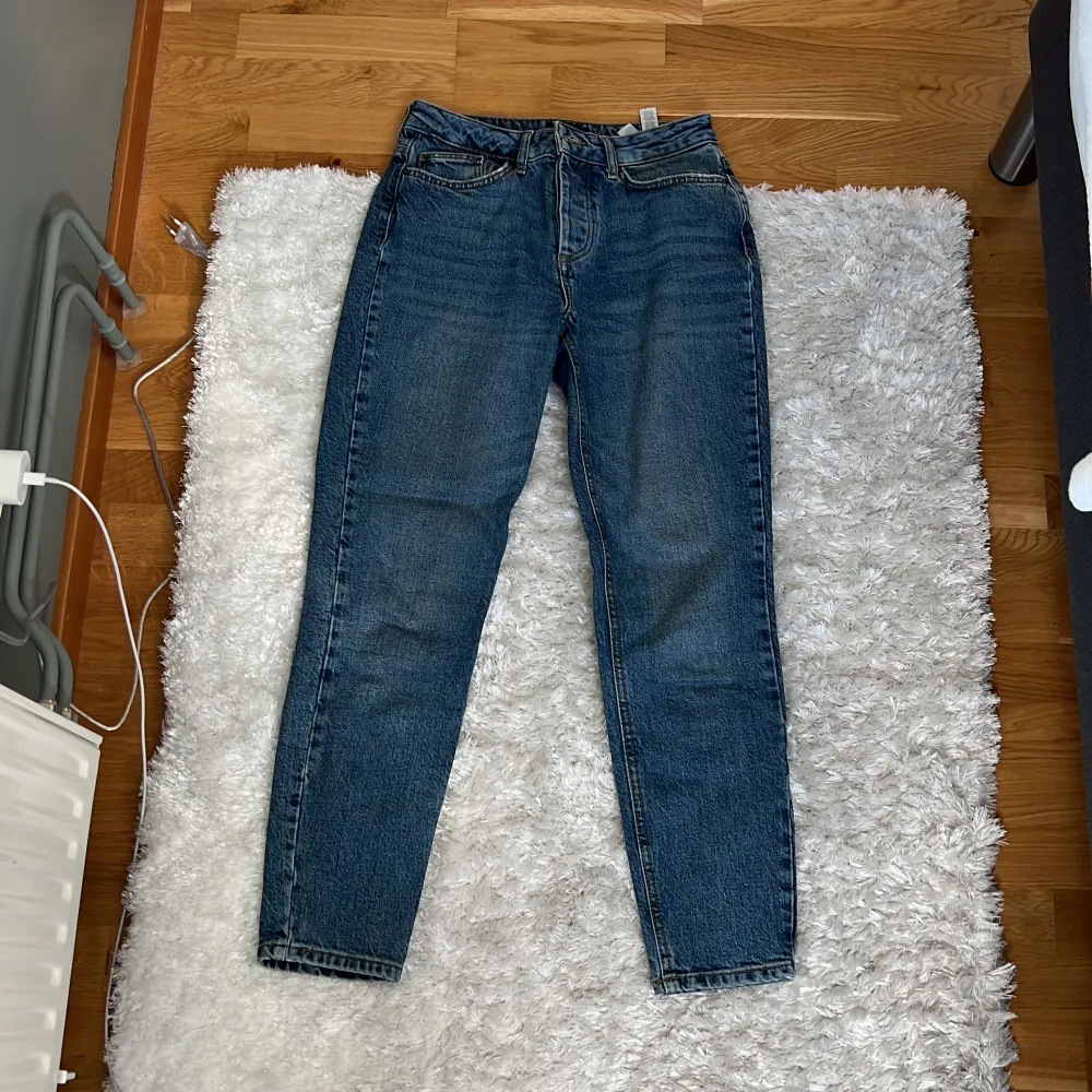 Mörkblå jeans från vero Moda i storlek S. Säljer på grund utav att byxorna är för små. Aldrig amvända!! Ordinarie pris 399 kr, jag säljer för 69 kr. Jeans & Byxor.