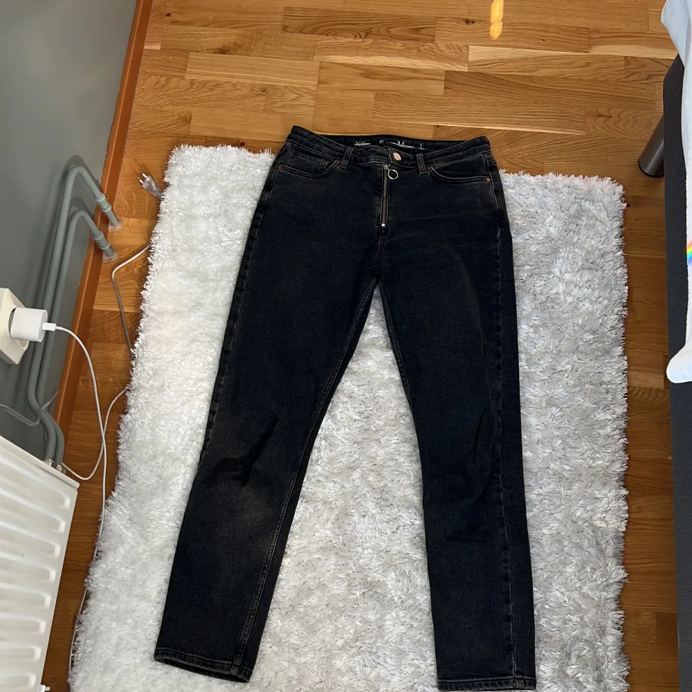 Grå jeans från vero moda i storlek S. Jeans är i skönt material och har en fin detalj vid dragkedjan. Ordinarie pris 499 kr, jag säljer för 89 kr.. Jeans & Byxor.