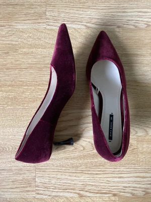 Klackskor i sammet från ZARA  - Så snygga klackar från ZARA i storlek 39. Vinröd sammet och beige insida 👠   Endast använda en kväll så är väldigt fint skick 🌸