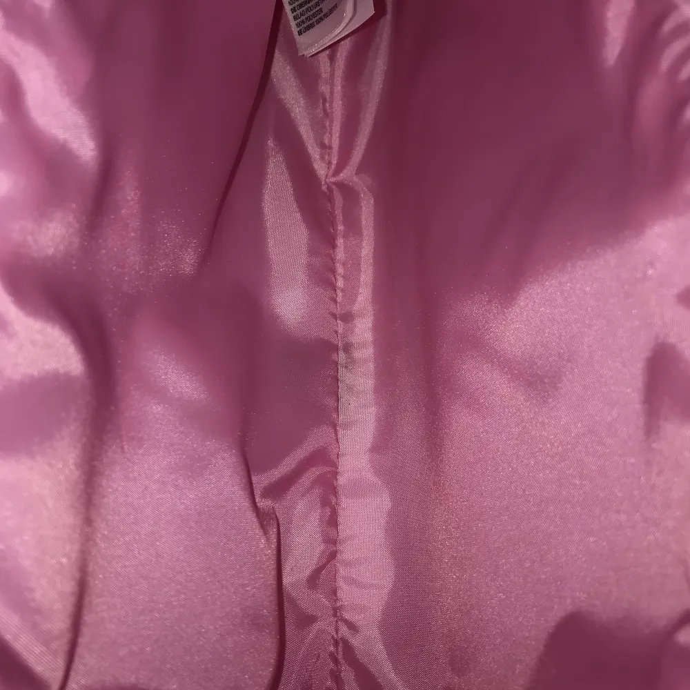 Säljer denna rosa handväska från H&M. Det är lite fult sytt på ett ställe (se bild). Annars i väldigt fint skick!. Väskor.